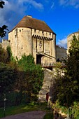 Frankreich, Calvados, Caen, die herzogliche Burg von Wilhelm dem Eroberer, die Festungsmauern und die Zugbrücke der Porte des Champs