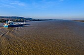 Frankreich, Seine Maritime, Naturschutzgebiet der Seine-Mündung, Frachtschiff auf der Seine von Rouen kommend, im Hintergrund die Normandie-Brücke (Luftaufnahme)