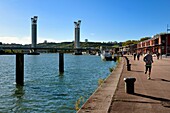 Frankreich, Seine Maritime, Rouen, Gustave-Flaubert-Hubbrücke über die Seine und die Dämme