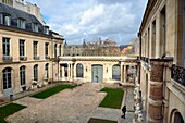 France, Paris, Saint Germain des Pres district, Ecole nationale superieure des Beaux-Arts (Fine Arts school), Chimay building in the former Hotel de Chimay and the Louvre in the background
