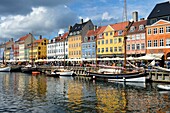 Denmark, Zealand, Copenhagen, Nyhavn (new harbour), colourful facades of the Nyhavn wharf