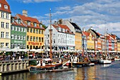 Denmark, Zealand, Copenhagen, Nyhavn (new harbour), colourful facades of the Nyhavn wharf
