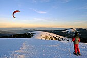Frankreich, Haut Rhin, Hautes Vosges, Le Hohneck (1363 m), Gipfel, Schneeschuhwanderung, Kitesurfen, Sonnenuntergang, Winter, Schnee