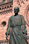 Frankreich, Bas Rhin, Straßburg, Neustadt, von der UNESCO zum Weltkulturerbe erklärt, Rue Finkmatt, katholische Kirche Saint Pierre le Jeune, Statue von Charles de Foucauld, geboren 1858 in Straßburg