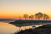 France, Somme, Baie de Somme, Saint-Vaery-sur-Somme, hiver, aube sur la baie depuis les quais de Saint-Valery le long du chenal de la Somme / / France, Somme, Baie de Somme, Dawn on the bay from the quays of Saint-Valery along the channel of the Somme