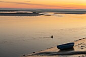 Frankreich, Somme, Baie de Somme, Saint-Vaery-sur-Somme, hiver, aube sur la baie depuis les quais de Saint-Valery le long du chenal de la Somme / / Frankreich, Somme, Baie de Somme, Morgengrauen auf der Bucht von den Kais von Saint-Valery entlang des Kanals der Somme