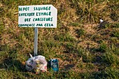 Frankreich, Somme, Baie de Somme, Noyelles-sur-mer, wilde Müllkippe von Jägern