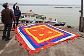 Vietnam, Bat Trang, bei Hanoi, Keramikerdorf, buddhistische Flagge