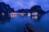 Vietnam, Golf von Tonkin, Provinz Quang Ninh, Ha-Long-Bucht (Vinh Ha Long), von der UNESCO zum Weltkulturerbe erklärt (1994), schwimmendes Haus der Fischer