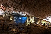 Vietnam, Provinz Quang Ninh, Halong-Bucht, von der UNESCO zum Weltkulturerbe erklärt, Hang Sung Sot-Höhle auf der Insel Bo Hon