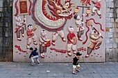 Vietnam, Red River Delta, Hanoi, trompe-l'oeil wall
