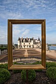 Frankreich, Indre et Loire, Loire-Tal als Weltkulturerbe der UNESCO, Amboise, Schloss Amboise, das Schloss von Amboise vom Innenhof und der Garten von Neapel