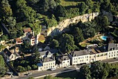 Frankreich, Indre et Loire, Loire-Tal als Weltkulturerbe der UNESCO, Amboise, Troglodytenhäuser in Amboise (Luftaufnahme)