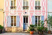 Frankreich, Paris, Stadtteil Quinze Vingts, die Rue Cremieux ist eine Fußgängerzone und gepflastert, gesäumt von kleinen Pavillons mit bunten Fassaden
