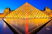 Frankreich, Paris, Welterbe der UNESCO, die Louvre-Pyramide des Architekten Ieoh Ming Pei und die Fassade des Richelieu-Pavillons im Napoleon-Hof