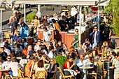 Frankreich, Paris, Gebiet, das zum UNESCO-Welterbe gehört, Seine-Ufer, die Nouvelles Berges, Café-Terrassen an der Pont Alexandre III