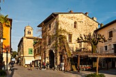 Italy, Lombardy, Lake Garda, Sirmione, city center