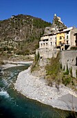 Frankreich, Alpes de Haute Provence, Entrevaux, les plus beaux villages de France (die schönsten Dörfer Frankreichs), der Fluss Var, Festungsanlagen, die Zitadelle