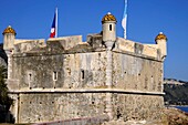 Frankreich, Alpes Maritimes, Menton, der Hafen, die von den Fürsten von Monaco im 17. Jahrhundert erbaute Bastion, das Jean Cocteau gewidmete Museum von Menton, Wachtürme
