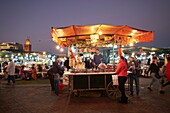 Marokko, Hoher Atlas, Marrakesch, Reichsstadt, Medina als Weltkulturerbe der UNESCO, Jemaa El Fna Platz in der Abenddämmerung, Restaurants Straßenstände