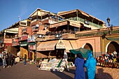 Marokko, Hoher Atlas, Marrakesch, Reichsstadt, Medina als Weltkulturerbe der UNESCO, Jemaa El Fna-Platz, Restaurantterrassen