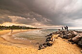 Sri Lanka, Westprovinz, Negombo, Fischer am Strand von Negombo
