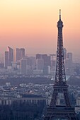 Frankreich, Pariser Gebiet, das von der UNESCO zum Weltkulturerbe erklärt wurde, der Eiffelturm und La Defense
