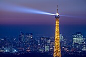 Frankreich, Pariser Gebiet, das von der UNESCO zum Weltkulturerbe erklärt wurde, Eiffelturm (© SETE-illuminations Pierre Bideau) und La Defense