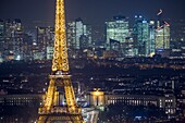Frankreich, Pariser Gebiet, das von der UNESCO zum Weltkulturerbe erklärt wurde, der Eiffelturm (© SETE-illuminations Pierre Bideau) mit den Trocadero-Gärten und La Defense im Hintergrund