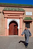 Marokko, Hoher Atlas, Marrakesch, Kaiserstadt, Medina, von der UNESCO zum Weltkulturerbe erklärt, eine der Türen der Ben-Youssef-Moschee