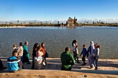 Marokko, Hoher Atlas, Marrakesch, Reichsstadt, Medina als Weltkulturerbe der UNESCO, La Menara als Weltkulturerbe der UNESCO, Saadischer Pavillon und Pool in den Gärten, im Hintergrund der schneebedeckte Atlas