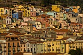Italien, Sardinien, Bosa, Dorf vom Yachthafen aus