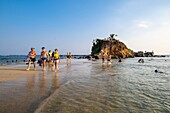 Sri Lanka, Südprovinz, Mirissa, Strand von Mirissa und Parrot Rock