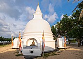 Sri Lanka, Südprovinz, Unawatuna, der buddhistische Tempel Unawatuna Devol überragt den Strand von Unawatuna