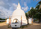 Sri Lanka, Southern province, Unawatuna, Unawatuna Devol Buddhist temple overlooks Unawatuna beach