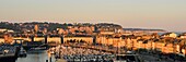 Frankreich, Seine Maritime, Pays de Caux, Cote d'Albatre, Dieppe, der Hafen mit der Kirche Saint Jacques aus dem 13. Jahrhundert und das Schlossmuseum
