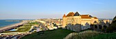 Frankreich, Seine Maritime, Pays de Caux, Cote d'Albatre (Alabasterküste), Dieppe, das Schlossmuseum beherrscht die Uferpromenade entlang des Boulevard de Verdun und den großen Kiesstrand
