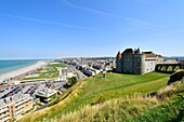 Frankreich, Seine Maritime, Pays de Caux, Cote d'Albatre (Alabasterküste), Dieppe, das Schlossmuseum beherrscht die Uferpromenade entlang des Boulevard de Verdun und den großen Kiesstrand