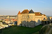 Frankreich, Seine Maritime, Pays de Caux, Cote d'Albatre (Alabasterküste), Dieppe, Schlossmuseum, das Schlossmuseum dominiert die Stadt und die Kirche Saint Jacques im Hintergrund