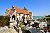 Frankreich, Normandie, Seine Maritime, Pays de Caux, Cote d'Albatre, die Kirche St. Valery von Varengeville sur Mer und ihr Friedhof am Meer mit Blick auf die Klippen der Cote d'Albatre (Alabasterküste)