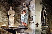 Frankreich, Finistere, Chateauneuf du Faou, Kapelle von Moustoir, Statue von Saint Louis und Saint Ruellin