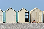 Frankreich, Somme, Baie de Somme (Somme-Bucht), Cayeux sur Mer, die Uferpromenade ist mit 400 bunten Hütten gesäumt und 2 km lang