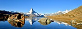 Schweiz, Kanton Wallis, Zermatt, das Matterhorn (4478m), Dent Blanche, Obergabelhorn und Wellenkuppe vom Stellisee aus