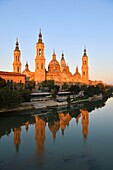 Spanien, Region Aragonien, Provinz Zaragoza, Zaragoza, Basilica de Nuestra Senora de Pilar und Fluss Ebro