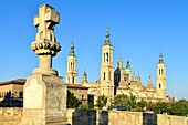 Spain, Aragon Region, Zaragoza Province, Zaragoza, Basilica de Nuestra Senora de Pilar and the Puente de Piedra on the Ebro River