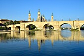 Spanien, Region Aragonien, Provinz Zaragoza, Zaragoza, Basilica de Nuestra Senora de Pilar und die Puente de Piedra am Ebro