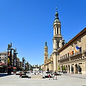 Spanien, Region Aragonien, Provinz Zaragoza, Zaragoza, Plaza del Pilar, La Lonja und die Basilika del Pilar (Unsere Liebe Frau von Pilar)