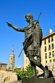 Spanien, Aragonien, Zaragoza, Statue von Cesar Augustus und der schiefe Glockenturm der Kirche San Juan de Los Panetes