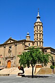 Spanien, Aragonien, Zaragoza, Plaza del Pilar, die Kirche San Juan de Los Panetes und ihr schiefer Glockenturm