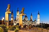 Spanien, Region Aragonien, Provinz Zaragoza, Zaragoza, Basilica de Nuestra Senora de Pilar und die Puente de Piedra am Ebro